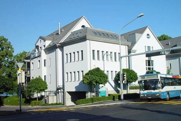 The clinic building on Seestrasse, with a line 165 bus in front.