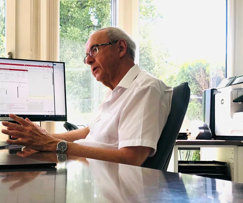 Dr. med. John van Limburg Stirum im Gespr&auml;ch an seinem Schreibtisch in der Seegarten Klinik